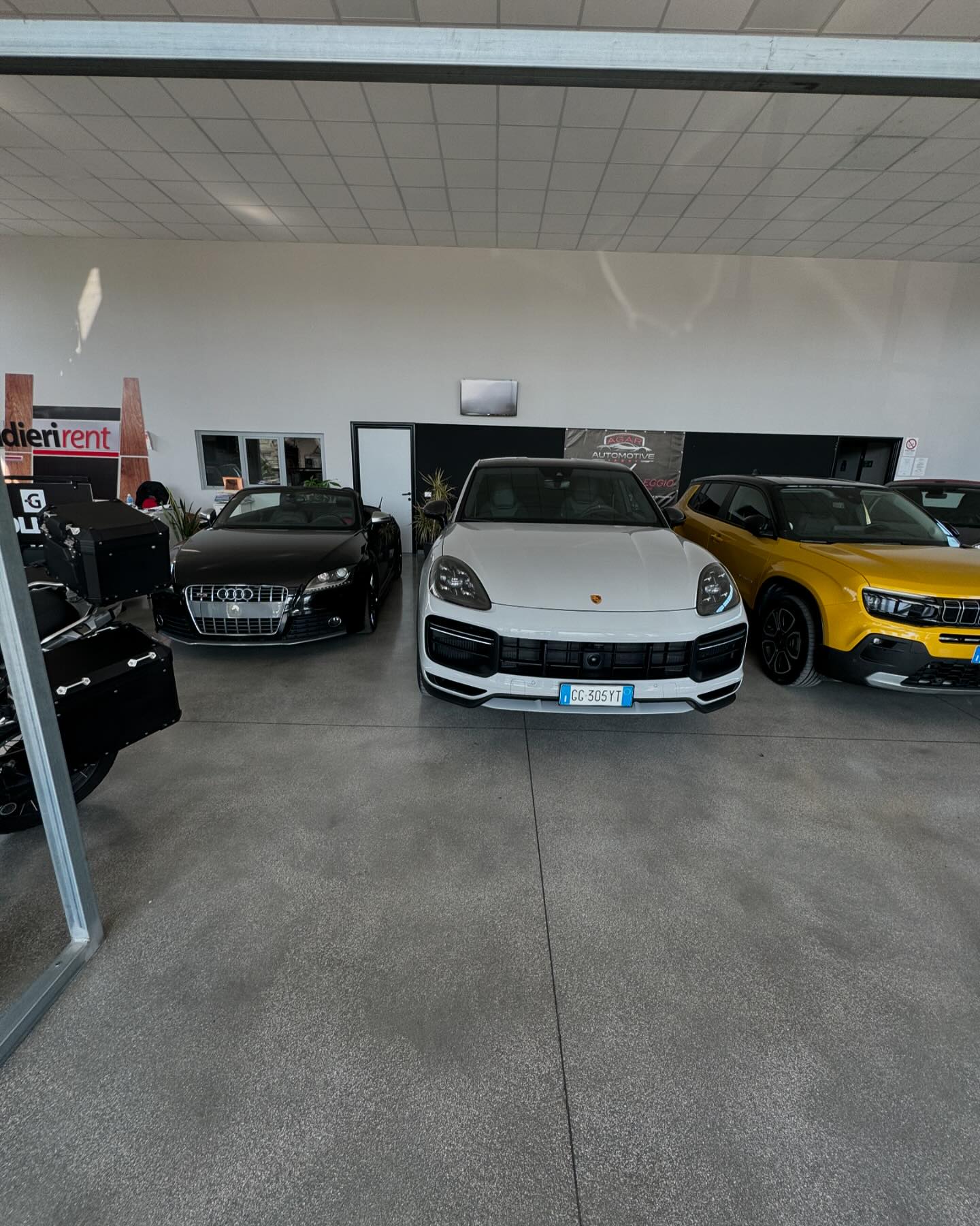 Ma davvero, un salone auto più bello di quello di Agar Automotive dove lo trovate? 😂
Passate a trovarci, siamo pronti ad ascoltare qualsiasi progetto voi abbiate in mente… o semplicemente per offrirvi un buon caffè! Un abbraccio da tutto lo staff di Agar Automotive, vi vogliamo bene!